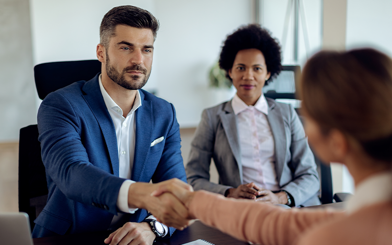 Profissional em entrevista de emprego